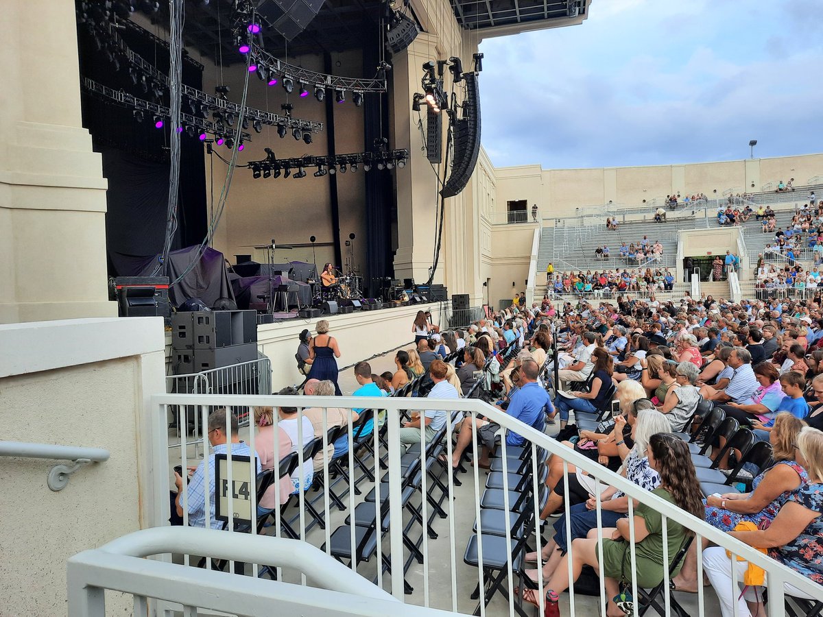 GingerAuraat's tweet photo. Current situation. Not a bad view actually. Waiting for The Grobes #JoshGroban #HarmonyTour #OrionAmphitheater https://t.co/aAJ8AdsusC