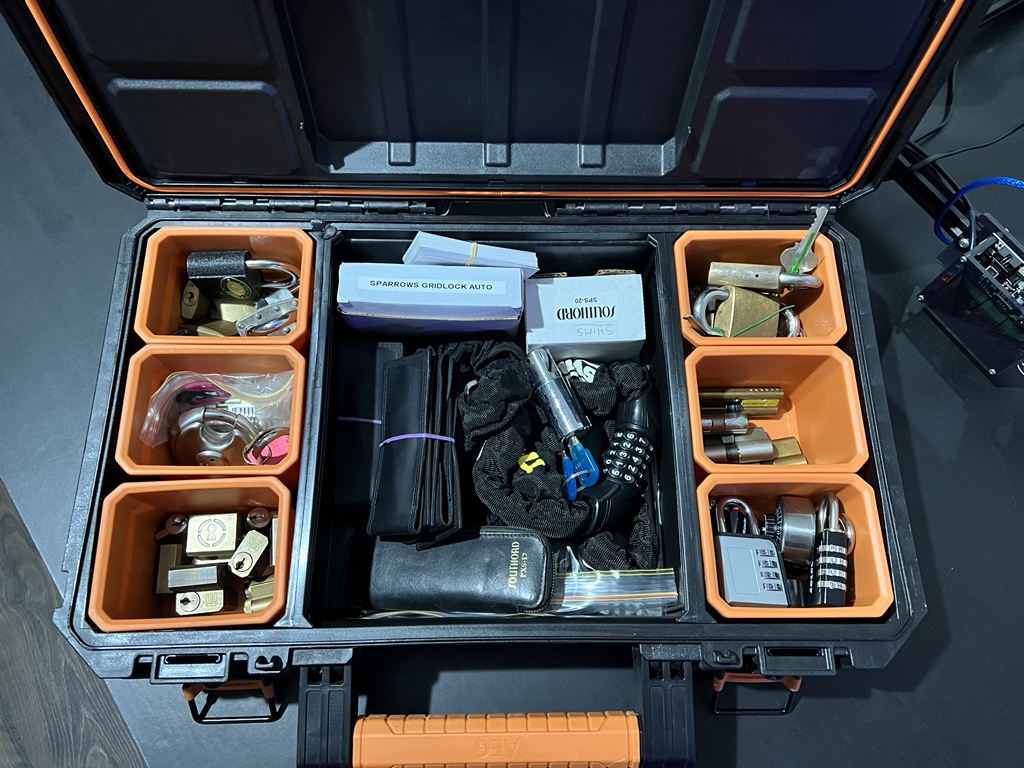 Sydney #toool meetup is on next week so make sure you RSVP toool.com.au/event-details/… Here is one of the toool boxes we are taking along. Lots of locks to play with 😍 #physicalsecurity #locksport #lockpicking <a href="/MrOldSkinny/">MrOldSkinny</a>