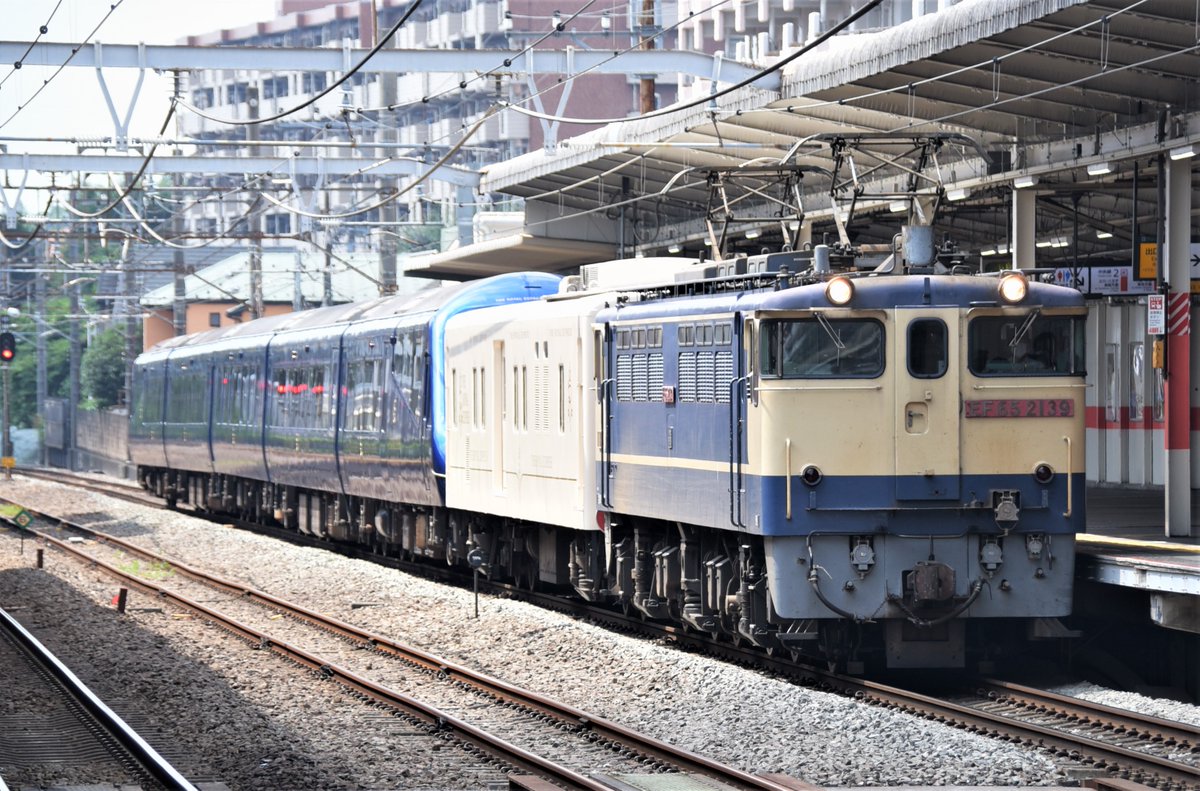 kuhane130's tweet photo. 昨年（2021年）のロイヤルエクスプレス甲種は、EF65が宇都宮タまで牽引したが今年は、EH500-80が牽引予定

#ロイヤルエクスプレス甲種　#EH500　#EH65

画像は、昨年のロイヤルエクスプレス甲種です。 https://t.co/ooFzCtf1On