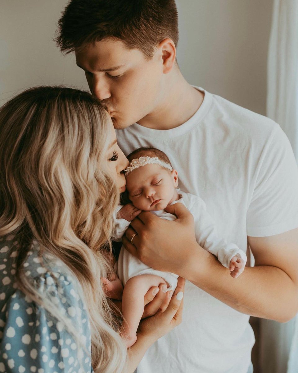 alicjensen's tweet photo. My whole world 🤍 #newbornphotos https://t.co/e6Y9BgiaYU
