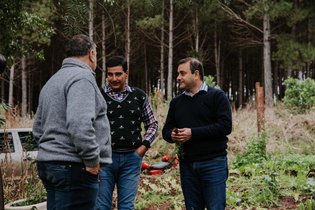 gobmisiones's tweet photo. Asistir a los productores para fortalecer la producción. En #CampoViera el gobernador @herrerayflia entregó créditos a 25 productores y productoras de distintos municipios. Estos fondos tienen como objetivo compensar el déficit hídrico para potenciar al agro misionero. https://t.co/5F75y9JpDc