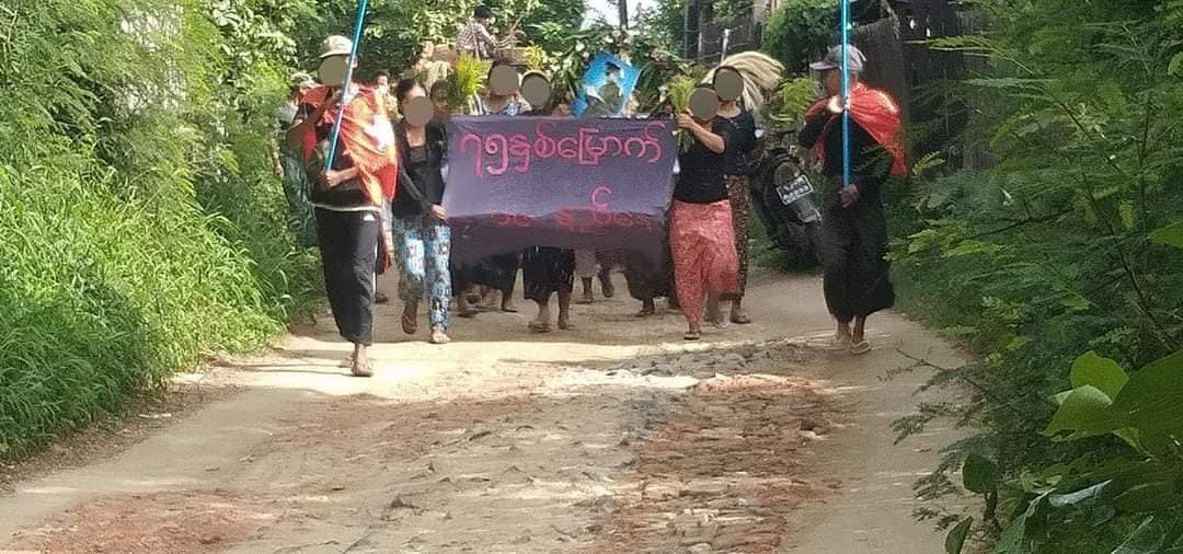 Khithitofficial's tweet photo. ရွှေခွန်မြေ သပိတ် စစ်ကြောင်း အာဇာနည်နေ့ အထိမ်းအမှတ် အဖြစ် စစ်အာဏာရှင် ဆန့်ကျင်ရေး ချီတက် ဆန္ဒပြ
ရန်ကုန်၊ ဇူလိုင် ၁၉ https://t.co/9zo3Z8lLWi