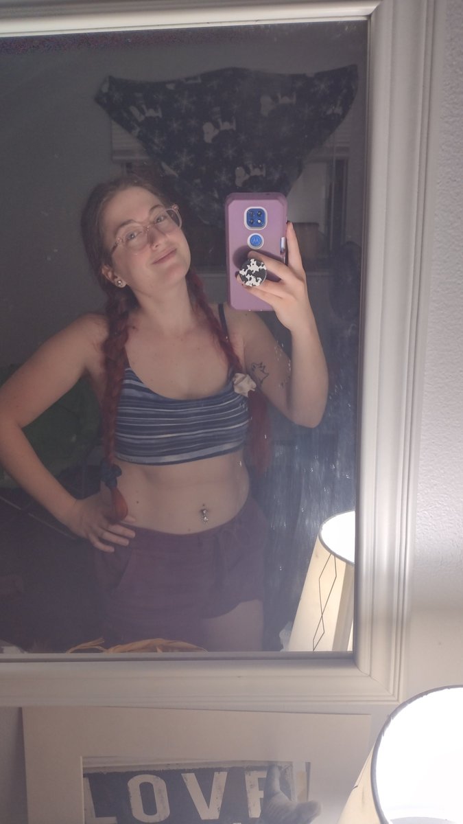 JachelaS's tweet photo. My hair passes my bellybutton when it's not in braids 🤯
#braids #pigtails #pleats #glasses #bellyring #piercings #shorts #sportsbra #summernights #july https://t.co/hcnfSgnRJI