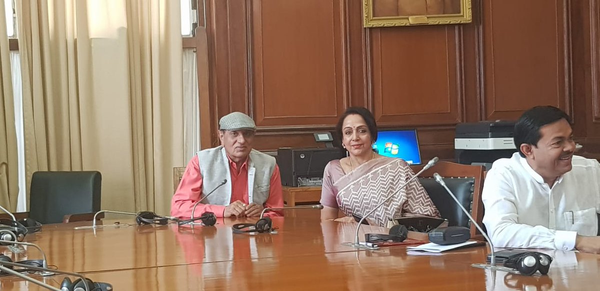 Lt_Gen_DP_Vats's tweet image. राष्ट्रपति चुनाव के दौरान मथुरा सांसद व फिल्म अभिनेत्री माननीय @Hemamalinimp_ls से मुलाकात के क्षण