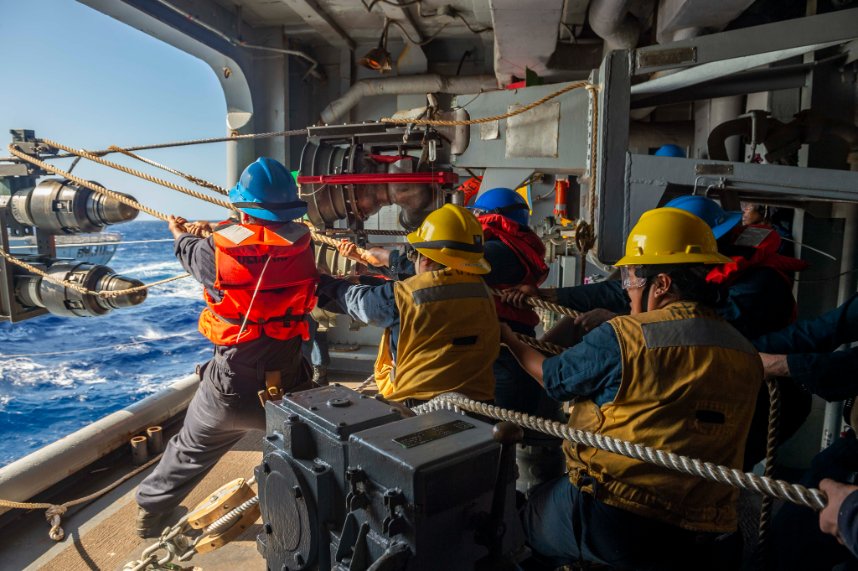 Sailors conduct a replenishment-at-sea aboard Wasp-class amphibious assault ship @ussessex_lhd2 during Rim of the Pacific (@RimofthePacific ) 2022. . U.S. Navy photos by MC3 Isaak Martinez and MC3 Christina Himes . #USNavy #GoNavy #USPacificFleet #USSEssex_LHD2 #RIMPAC2022