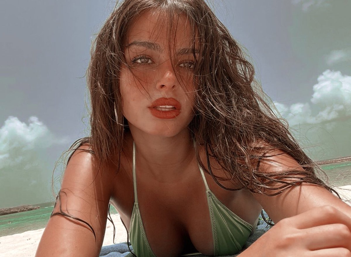 ⠀▬▬ 𝓐𝐃͟𝐃͟𝐈͟𝐒͟𝐎͟𝐍͟ 𝓡𝐀͟𝐄. 

،، tiktok enthusiast.﹔twenty-two.﹔model. ᠀
╱╱ makeup addicted.﹔fashion lover . ⁾ ̗̀ ̖́  

ᥫ᭡ . . . rt   #freerol