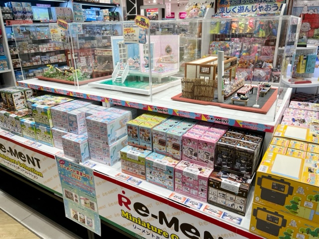rement_official's tweet photo. 先週末からスタートした【Let’s リーメント夏まつり！2022】の様子をちょこっとお見せします👀
新商品「下町の老舗和菓子店まんげつ堂」ジオラマも展示中❣️老舗の和菓子屋さん再現していて細かい作り込みも見応えたっぷりですよ〜🤩🌟
お時間ございましたらぜひお越しください💁‍♀️

#リーメントイベント https://t.co/fH94iy8wCf