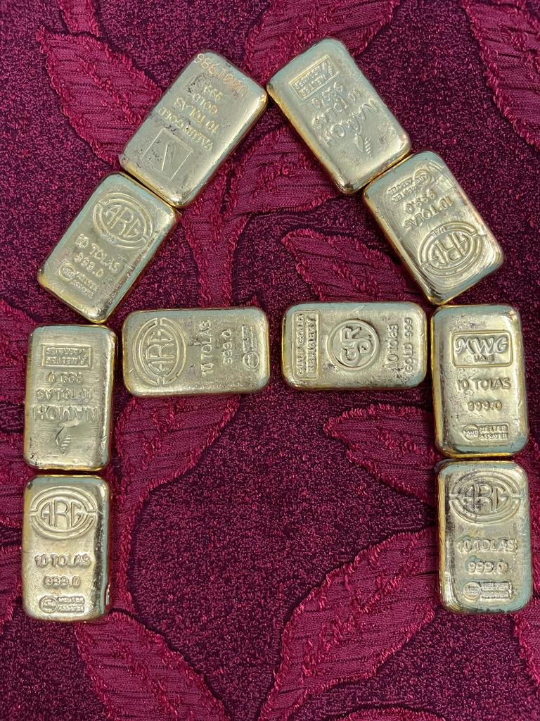 kolkata_customs's tweet photo. Acting on intelligence on 16-7-22 Officers of #PetrapolPU under #PreventiveCommWB intercepted two persons carrying 5pcs Foreign Marked #goldbiscuits each (total 10pcs) totalling 1.16kgs worth ₹60.59 lakhs @cbic_india @PIBKolkata @DDBanglaNews https://t.co/z4CZLIeqZd