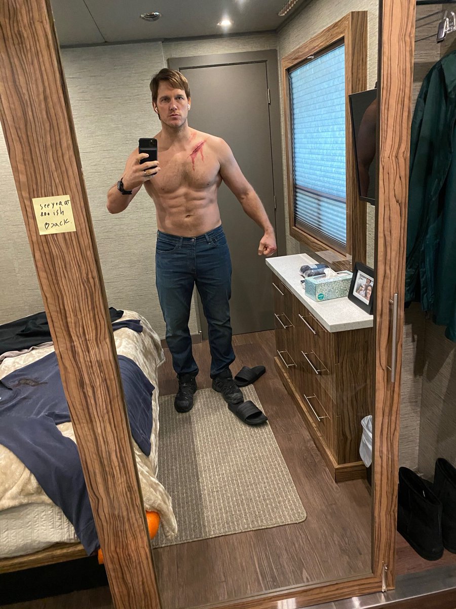 prattprattpratt's tweet photo. Lookin cut @TerminalListPV https://t.co/5TStLUgCq1
