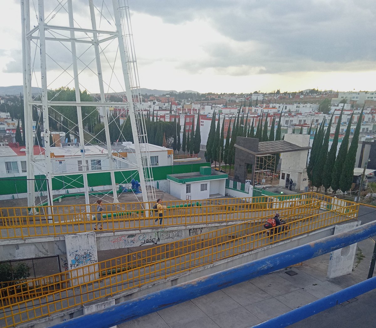 GalileoMx_'s tweet photo. #Oraya🙄| Reportan que algunos motociclistas hacen uso del Puente peatonal de Los Heroés sección 1 en #Puebla.
O sea, ya hasta en los puentes peatonales uno debe de cuidarse para no ser atropellado.
📸: @CrisECR24 https://t.co/TSisi4q8cF