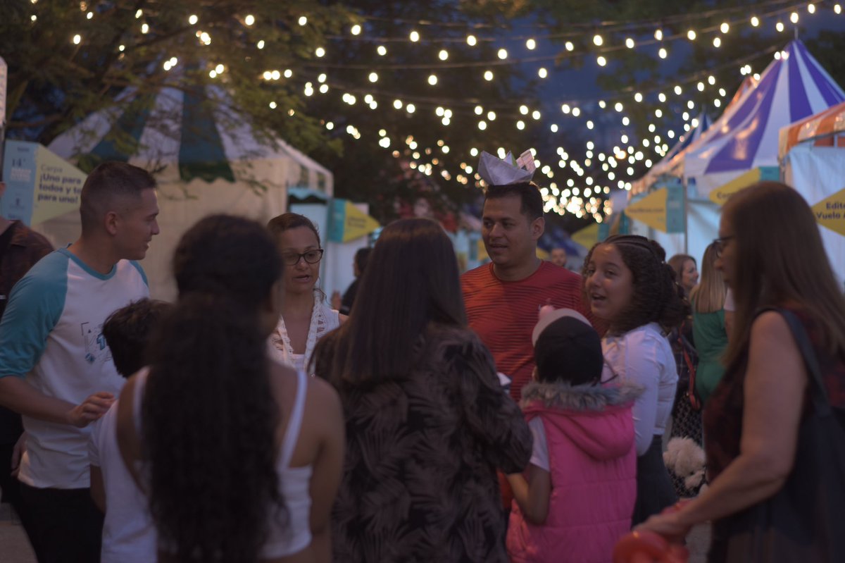 ¡Qué mágico es contar historias en la ciudad de los libros! 🎬😍 Ayer grabamos 4 cortometrajes durante la #ParadaJuvenil de la <a href="/FiestaLibro/">Fiesta del Libro</a>. Mosqueteros, espadas, sombreros y hasta peces participaron de los rodajes. ¡Gracias por asistir!