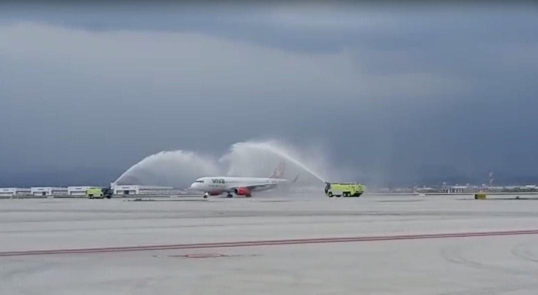 monitor1059's tweet photo. Hoy, @VivaAerobus inauguró su nueva ruta desde el 
@aifa_aeropuerto a #Cancún. 
El primer vuelo de esta ruta despegó desde el #caribemexicano a las 13:05 y aterrizó en la capital del país a las 15:25
con más de 150 pasajeros a bordo. 🛬 https://t.co/kK5r6h1CNn