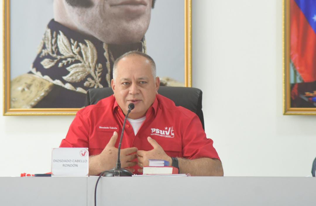 PartidoPSUV's tweet photo. "Quisiera el imperialismo vernos arrastrados, pidiéndoles ¡Eso no va a ocurrir! Este pueblo no está acostumbrado a eso, este pueblo no se rinde y cada ataque será respondido por los organismos de seguridad y llegaremos hasta los responsables", Diosdado Cabello. 

@dcabellor https://t.co/iNwU8JOdGu