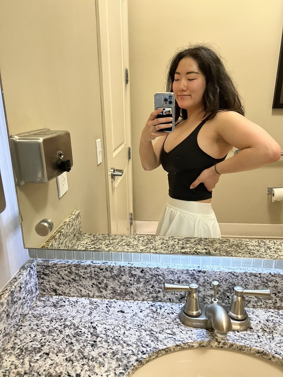 mckenseymalin1's tweet photo. i’m trying to work out y’all i’m trying so hard and i hate every moment of exercising >:( https://t.co/ps8NeWg79b