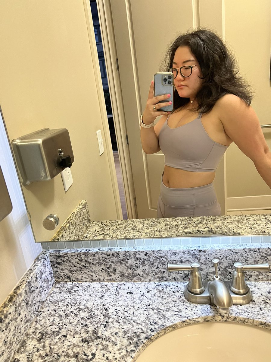 mckenseymalin1's tweet photo. i’m trying to work out y’all i’m trying so hard and i hate every moment of exercising >:( https://t.co/ps8NeWg79b