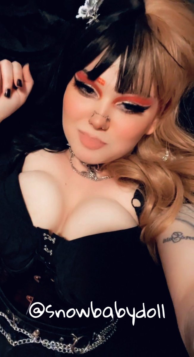 SnowDollVanity's tweet photo. 😈Big tittied goth girlfriend here 🦇  

Cum see what I’ve got in store for you 
😏 OF link on page 

#heatwave #altgrils #onlyfans #onlyfansgirl #snapchat #gothgirlfriend #gothgirl #gothnsfw #curvywhitewomen #curvyhotwife https://t.co/WLxEJevhyi