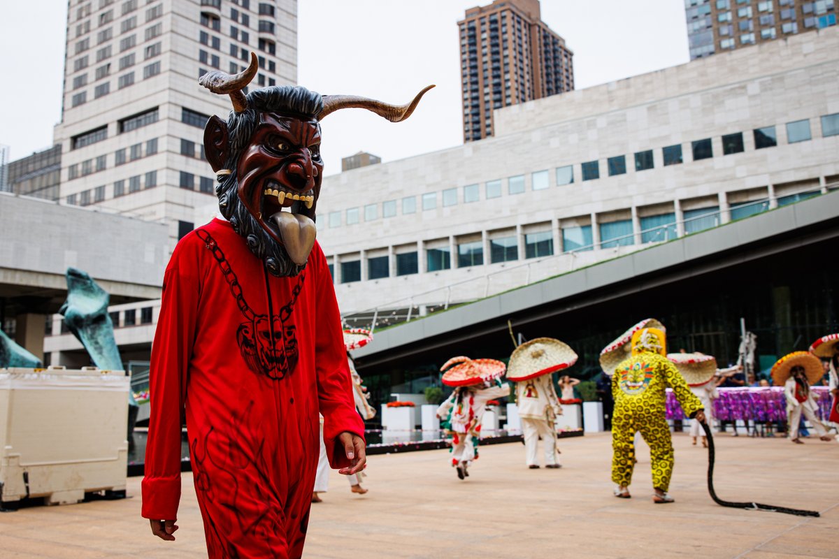 LincolnCenter's tweet image. We had all the feels yesterday celebrating the cultural traditions of a Quinceañera at Quince en la Plaza co-created by @ellpetha &amp;amp; @Johnny_Chorizo, produced by One Whales Tale in association with @bushwickstarr as part of #SummerForTheCity!