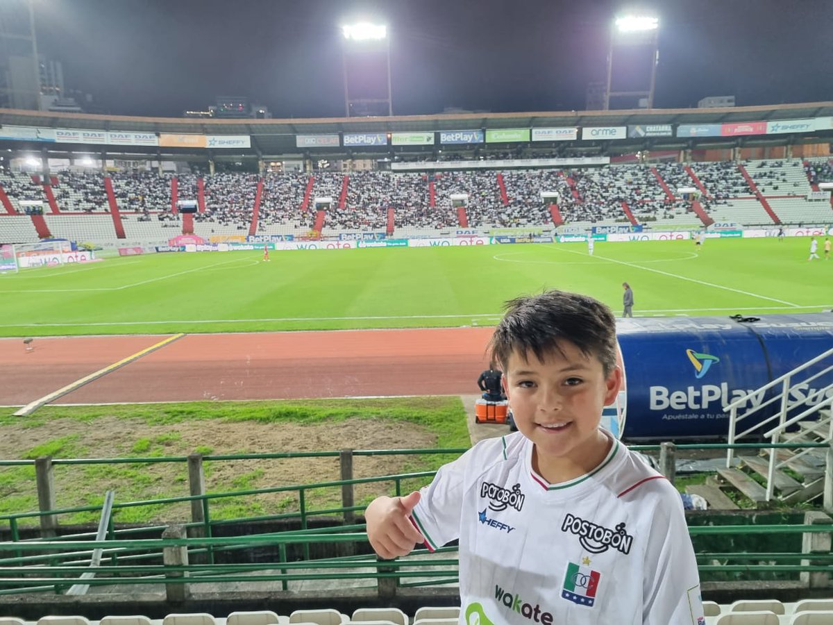 gallegomauricio's tweet photo. Bueno @oncecaldas, ayúdeme con el hincha nuevo... #ganemos Es su último partido antes de volver a Bogotá... #colaborenconlacausa https://t.co/TyOlENz2HA