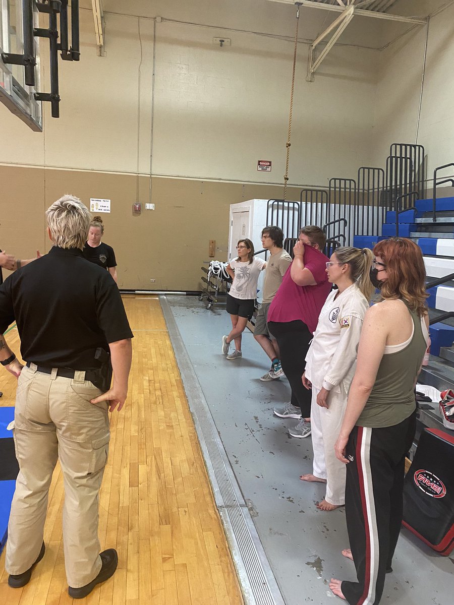DPDLGBTQ's tweet photo. LGBTQ 🏳️‍🌈 🏳️‍⚧️ Self Defense @reverchonparksandrec the instructors were great and the students were few but mighty 🚓🤼‍♂️🤼‍♀️. Good times !!!@LeroyQuigg @JesseForDallas @DPDMunoz @DallasPD https://t.co/6qfjQPK7Pr