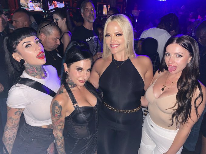 Love these babes 💕 https://t.co/mnRjJNCIoF