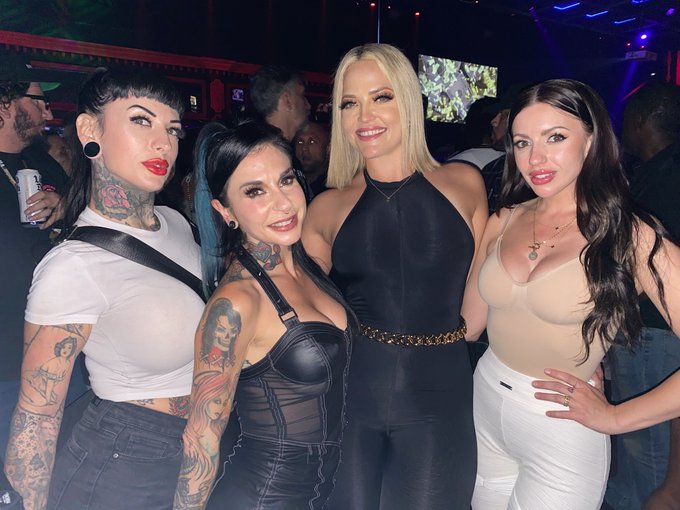 Love these babes 💕 https://t.co/mnRjJNCIoF