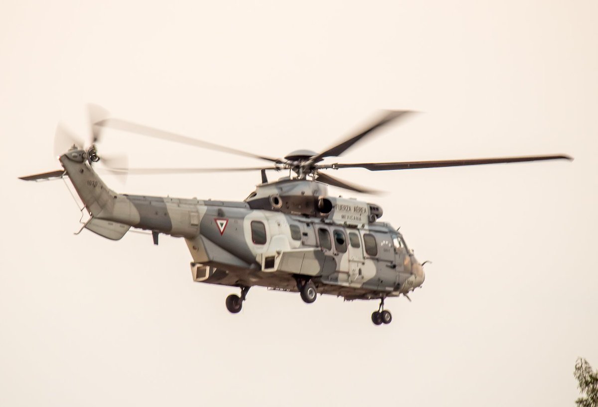 XBRomeoDeltaYan's tweet photo. Tenía mucho no venía a ver al ****🚁
Y hoy los peleadores se rifaron con la maniobra de despegue 😎
#Ec725 #H225 #AirbusHelicopters #ec75Cougar #helicopter #HH225 #planespotting #FAMx #AvGeek #FuerzaAereaMexicana https://t.co/yN1xwywm4V