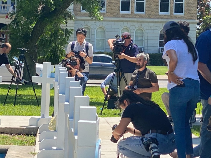 LauraMGS2's tweet photo. "The Duchess" checking her photos taken at Uvalde- what else do you need to know #MeghanMarkleExposed https://t.co/9M9ovjqiGp