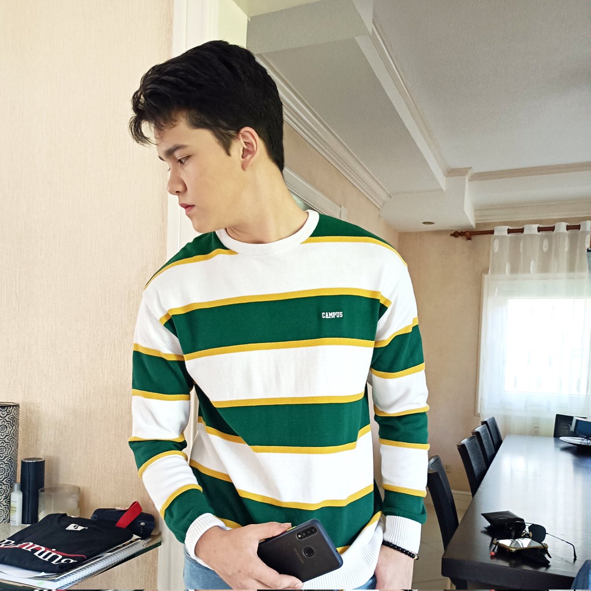 A candid shot for this morning. You look so fine in every angle, Rob! 💙