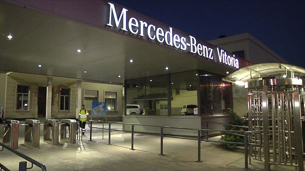radioeuskadi's tweet photo. 🔴 #ÚLTIMAHORA | La plantilla de Mercedes Vitoria respalda el preacuerdo de convenio colectivo. Según los resultados que comunican las centrales sindicales, el 57% ha votado en las urnas “Sí”, a favor de lo pactado entre la mayoría sindical y la dirección. @eitbNoticias https://t.co/AZsOaSWPwx
