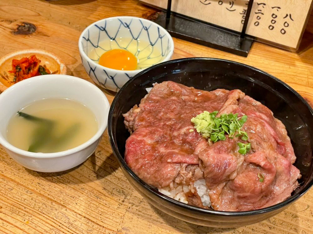 CocoNocoRe1's tweet photo. 炊き餃子屋さんなのにランチは牛丼？！
有名すぎる牛丼ランチに並んできました♡

詳しくはコチラ↓
https://t.co/8OhJK1KGUq

#池ぽん #牛丼 #グルメ #博多 #博多駅 #ランチ #福岡 #福岡グルメ #絶品ランチ
#福岡ランチ #ココノコレ #食べ歩き #coconocore https://t.co/r5kXqEsu8I
