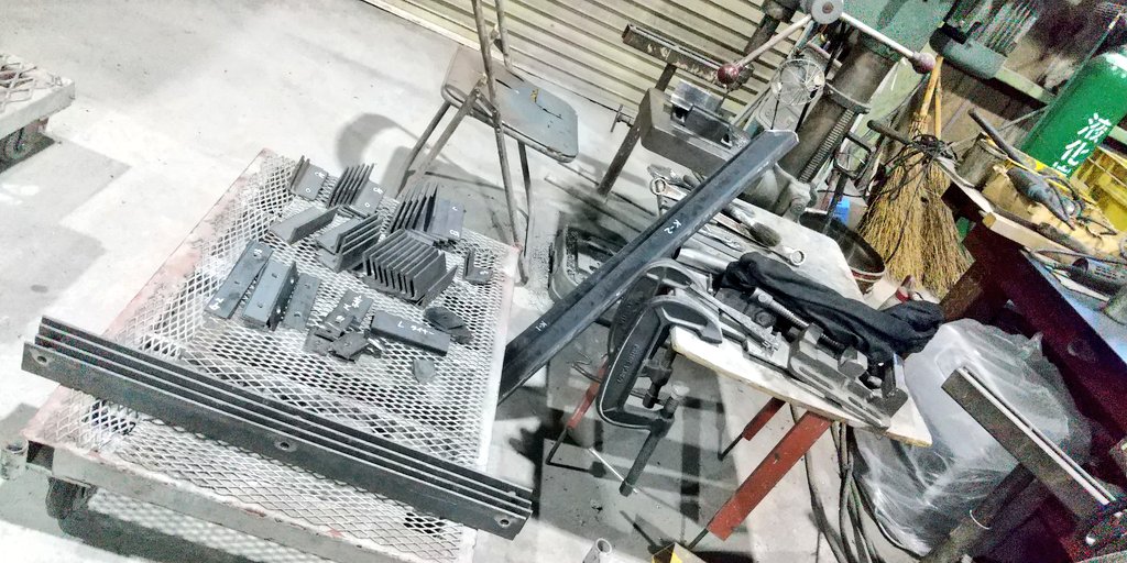 ArtAction3's tweet photo. 連休明け。
月曜日と勘違いしながら稼働中👨‍🏭

 #スチール #扉
#階段 #ササラ
#手摺 #スチールパーツ

どんどん仕上がって、ガンガン引取に来られます(笑)🚚

皆様、こまめに #水分補給  しながら こなして参りましょう💪

#世界にひとつを創る
#楽しくなくっちゃ仕事じゃない
#Instagramも更新中 https://t.co/MisrYjpS7r
