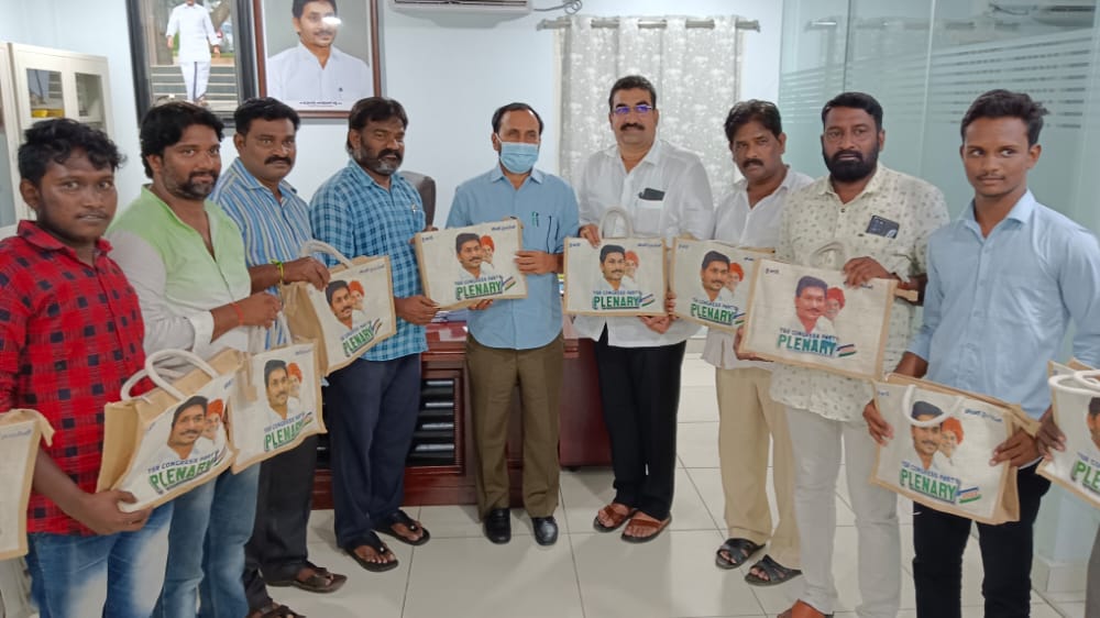 VyasamA's tweet photo. #మంగళగిరి నియోజకవర్గంలో #YSRCPPlenary కోసం కష్టపడిన మా #Team_RK సబ్యులకు స్వయంగా మా #ఎమ్మెల్యే_ఆర్కే గారి చేతులమీదగా ప్లీనరీ జ్ఞాపక బహుమతులను అందుకోవడం చాలా సంతోషంగా ఉంది... https://t.co/zLLY2t7VOK