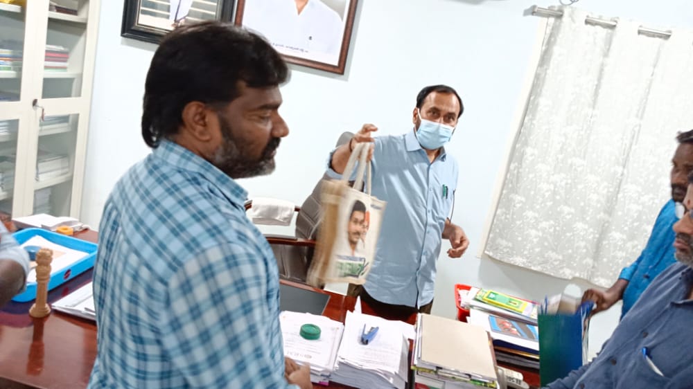 VyasamA's tweet photo. #మంగళగిరి నియోజకవర్గంలో #YSRCPPlenary కోసం కష్టపడిన మా #Team_RK సబ్యులకు స్వయంగా మా #ఎమ్మెల్యే_ఆర్కే గారి చేతులమీదగా ప్లీనరీ జ్ఞాపక బహుమతులను అందుకోవడం చాలా సంతోషంగా ఉంది... https://t.co/zLLY2t7VOK