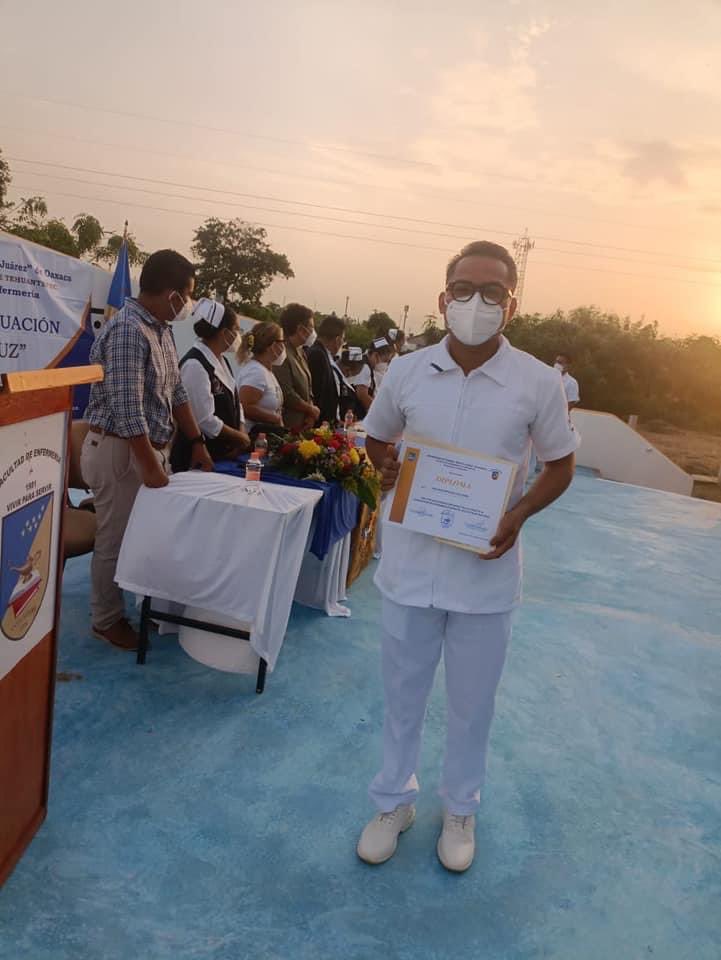 UABJO's tweet photo. Este fin de semana en Tehuantepec, las y los egresados de Enfermería llevaron a cabo su ceremonia del pase de luz.
¡Muchas felicidades hasta el Istmo de Tehuantepec!
“Identidad y Pertenencia”
#UABJO
#graduaciones2022
#FAETO
#ProyectoFénix https://t.co/PgIi5Nk8TF
