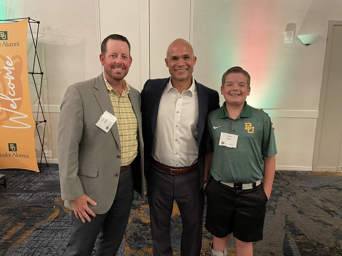 jcox4BU's tweet photo. When the best football coach in the nation comes to town…you go pay your respect! @CoachDaveAranda @Baylor @BaylorAthletics @BUFootball #siceembears And to top it off…your son gets to meet the mama of his favorite Baylor Bear! @BenSims00 https://t.co/wT1dF1zyup