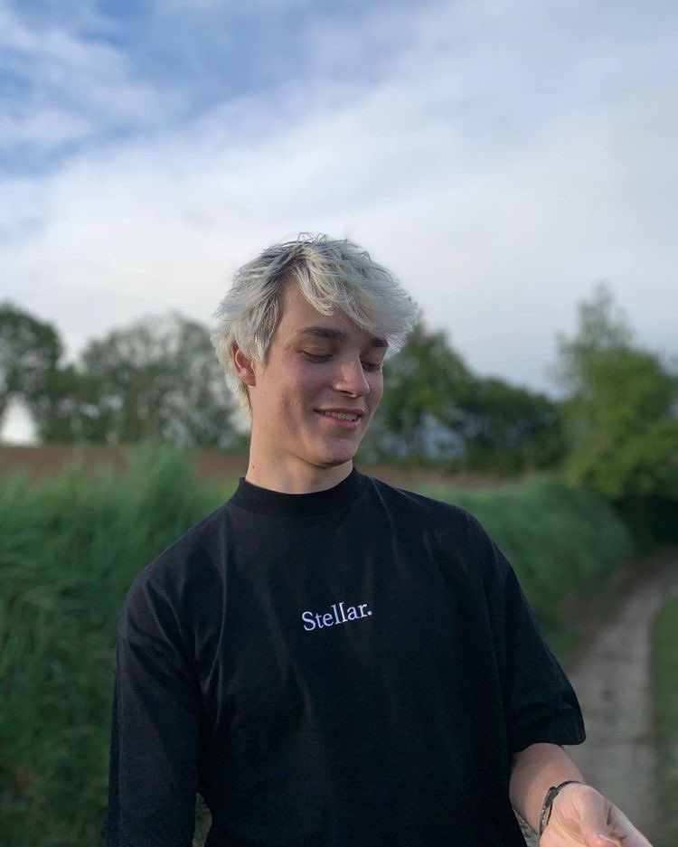 ⠀⠀ 
            — Atsumu Miya —
                     he ╱24

    not new to #hqrp ╱#haikyuu 
                    ¿fav &amp;  rt?