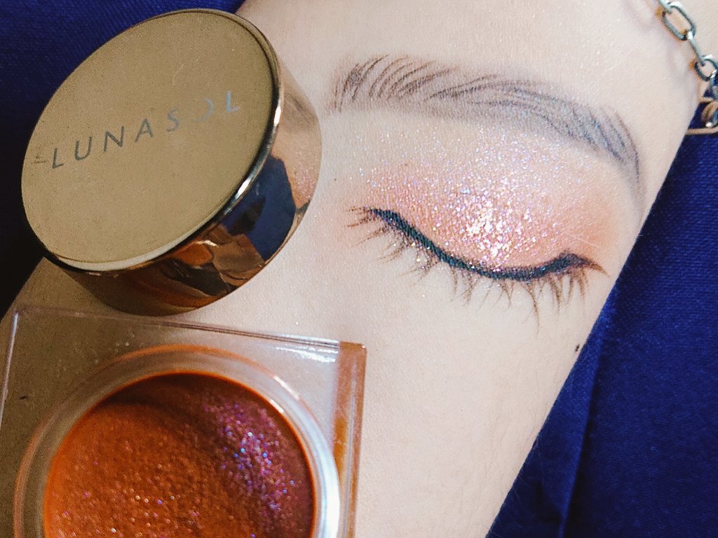 ちなみに使ったのはミスティックグロウってカラーだけど他も可愛い♡
ほっといても顔が勝手にツヤ肌系になってくる夏はこの手のバームタイプのシャドウでうる艶キラキラにしつつ囲むの楽で夏っぽくて可愛いと思ってる♪
ラメの色味に合わせて目尻だけ寒色で引くのとかも好き 