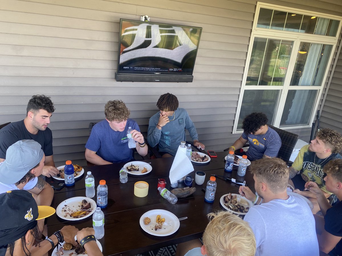 CopelandKelton's tweet photo. Days like our annual ⁦@HawkeyeFootball⁩ Outwides Extravaganza never get old! I am forever grateful &amp; humbled to be associated with these outstanding young men! #Outwides #WeGotNext #Hawkeyes https://t.co/upyAVan0qY