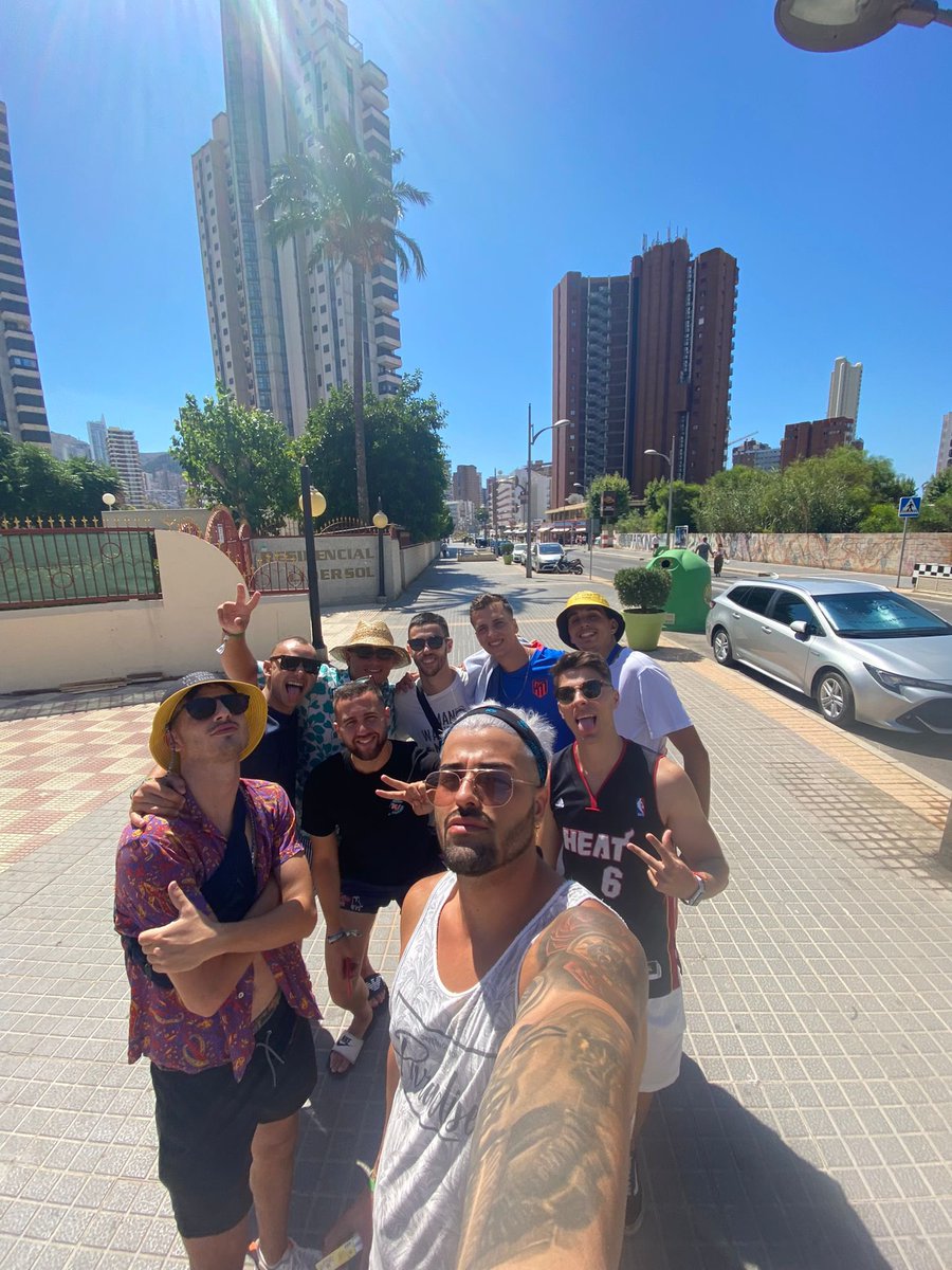 AlexHern99's tweet photo. Una de las mejores experiencias de mi vida, pero con mi gente🤟🏽❤️ #rbfbenidorm https://t.co/NwBtf1mVrf