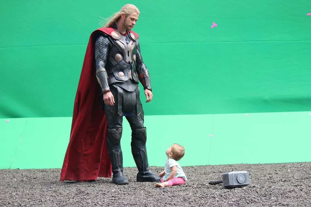 QuidVacuo's tweet photo. Chris Hemsworth con su hija tras las cámaras de 'THOR' y 'THOR LOVE AND THUNDER' 

"Aquí hay dos fotos mías y de mi hija. Una fue la primera vez que estuvo en el set hace 11 años" https://t.co/DlNhxD061g
