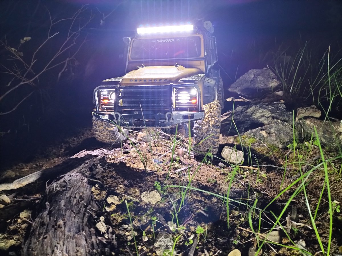 killermattk's tweet image. My mates @Traxxas TRX4 defender, out playing last night. #crawler #scaletrail