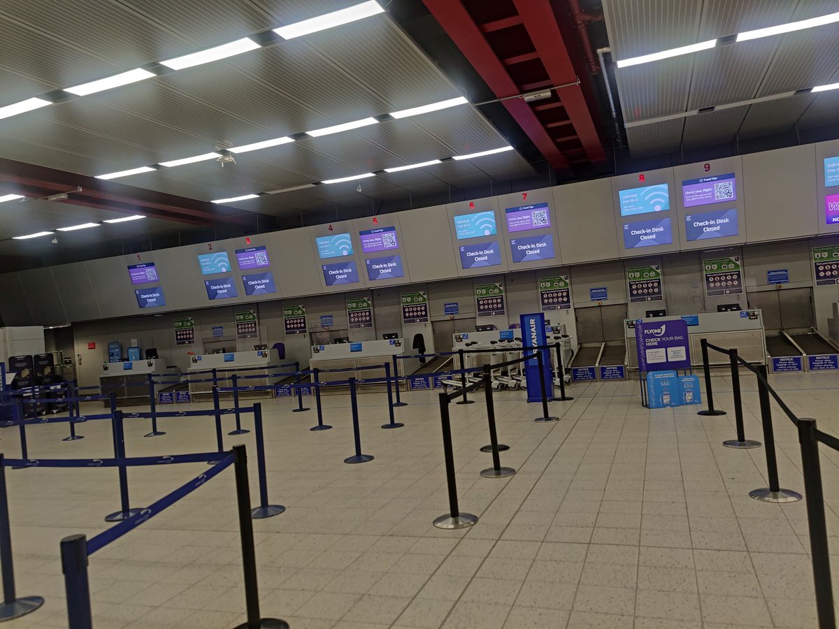 Lost baggage, no one on desks to help. Help 😭

#Ryanair #londonlutonairport