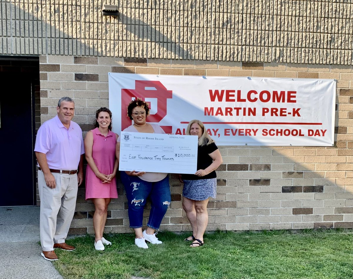 bhenriesri's tweet photo. Together we can! Was happy to present this $20,000 check with @GreggAmore1 and @repkazarian of the EP delegation to ensure our Tiny Townies have a place to play! Very excited to see the new playground and to continue to build the community up! ☺️🛝 https://t.co/e2nxAriHJS