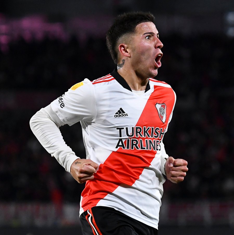 slbenficaxtra's tweet photo. Enzo Fernández - "O Benfica é um clube muito importante da Europa e os adeptos estão um pouco loucos. Mandam-me mensagens o tempo todo. Os adeptos queriam-me muito. Estou ansioso por chegar e para que me recebam." https://t.co/j6HxH6OOuQ