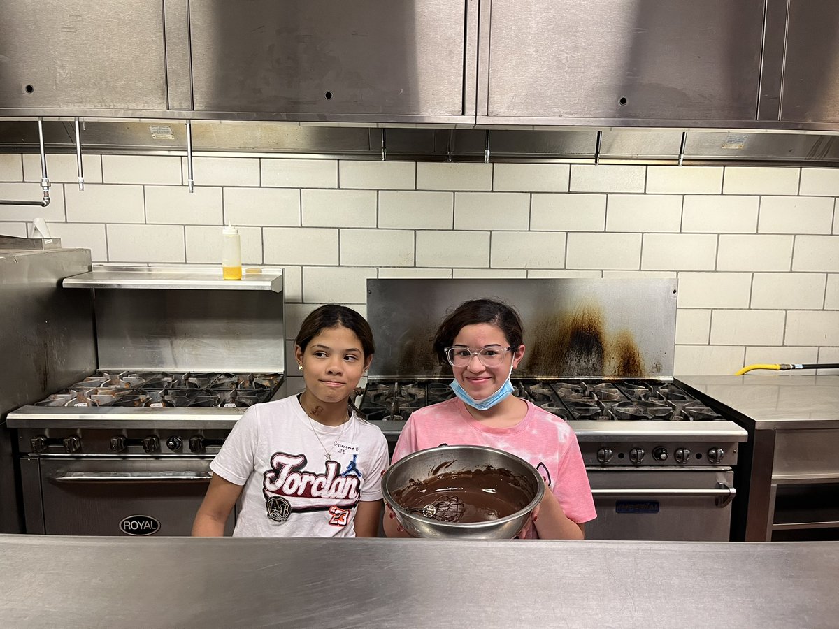 haines_kristal's tweet photo. It was a great first day @rcsdctecamp @EdisonTechRCSD!! Students filled classrooms to build drones, bake, and learn about fashion/design and agriculture/nutrition! @RCSDNYS @sheldonecox @LCMLessons @jacobscott101 @RCSDCTE https://t.co/Fy8Tj87dkU