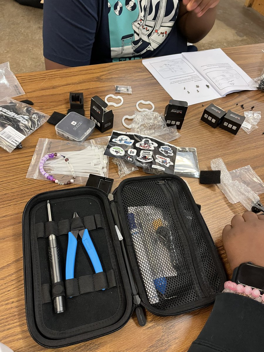 haines_kristal's tweet photo. It was a great first day @rcsdctecamp @EdisonTechRCSD!! Students filled classrooms to build drones, bake, and learn about fashion/design and agriculture/nutrition! @RCSDNYS @sheldonecox @LCMLessons @jacobscott101 @RCSDCTE https://t.co/Fy8Tj87dkU