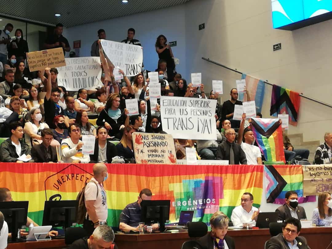 Histórico! Aprueban becas de educación superior para personas trans de  Medellín