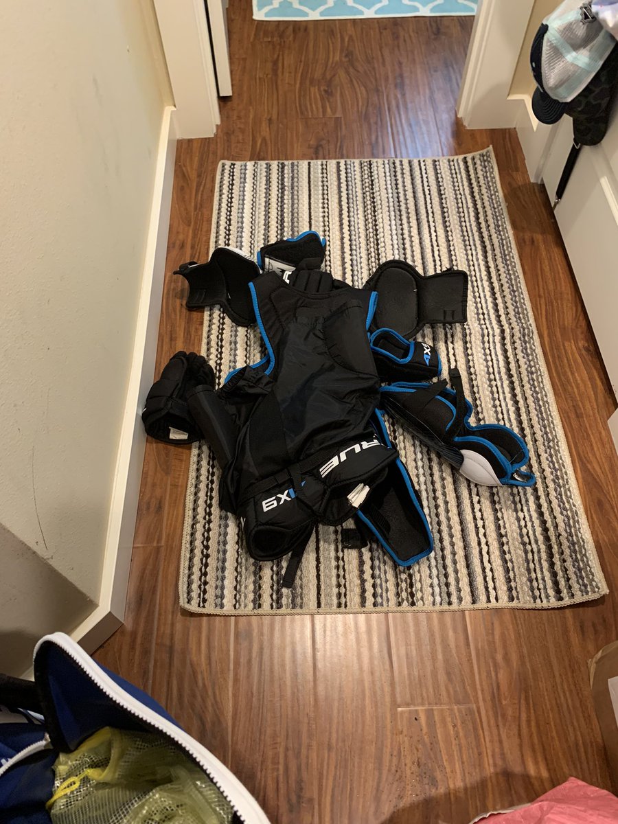 MaileZ's tweet photo. Post hockey camp ๐ด. Gear drying and disinfected! #hockeymom #summercamp #snoking #snoqualmie https://t.co/ricKrPHiZl
