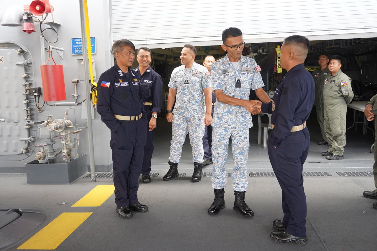 Philippine_Navy's tweet photo. NAVY PARTNERSHIPS | 🇵🇭 frigate receives visits from fellow @RimofthePacific participants 🇲🇾@tldm_rasmi &amp; 🇮🇳@indiannavy fm Jul 6-7.

👉: https://t.co/AKyaeo67Yh

#RIMPAC2022
#CapableAdaptivePartners 
#NavyPartnerships 💪⚓️
#ModerandMultiCapablePHNavy 
#AFPyoucanTRUST https://t.co/BWj5BTPkLV