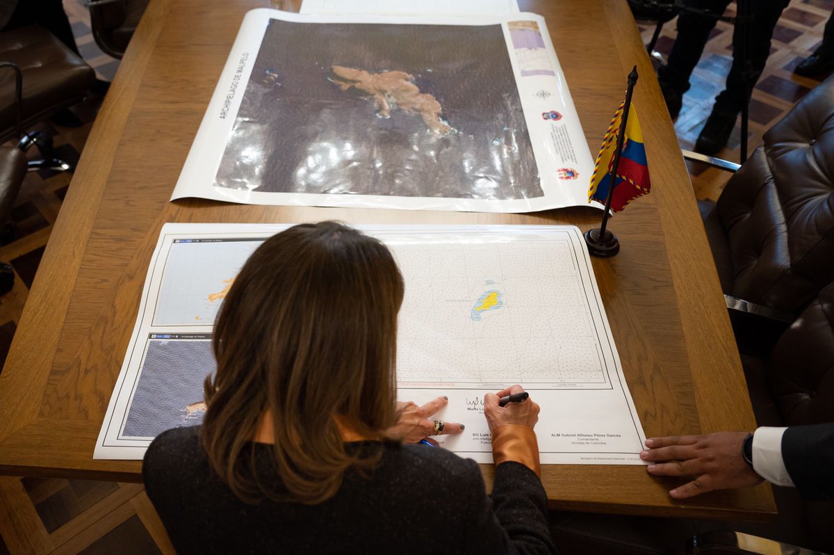 CancilleriaCol's tweet photo. La #VicepresidenteYCanciller, @mluciaramirez, presentó la cartografía oficial y la Carta Náutica del Archipiélago de Malpelo, trabajo coordinado por la Cancillería, con el @igacColombia, la @FuerzaAereaCol, y la @Dimarcolombia🌎. https://t.co/Sa4o40c4qF